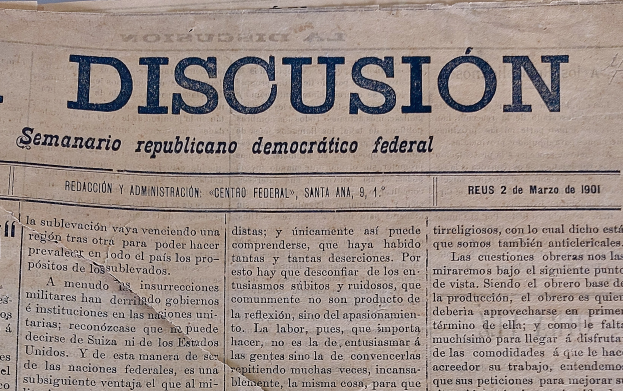Gelblicher Zeitungsausschnitt mit schwarzer Tinte, Schlagzeile "Semanario Repúblicano Democrático Federal", mit dem Wort "Diskussion", leicht zerknittert.