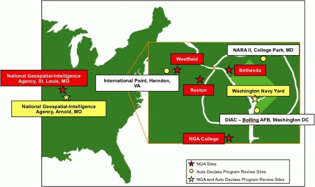 Eine Karte der Vereinigten Staaten, die die Standorte der National Geospatial Intelligence Agency hervorhebt, mit fetter Schrift, überlagert auf geografischen Merkmalen wie Flüssen, Bergen und Städten.