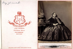 Eine Frau sitzt auf einem Stuhl neben einer Säule, mit einem Stempel, einer Unterschrift und Notizen auf der linken Seite.