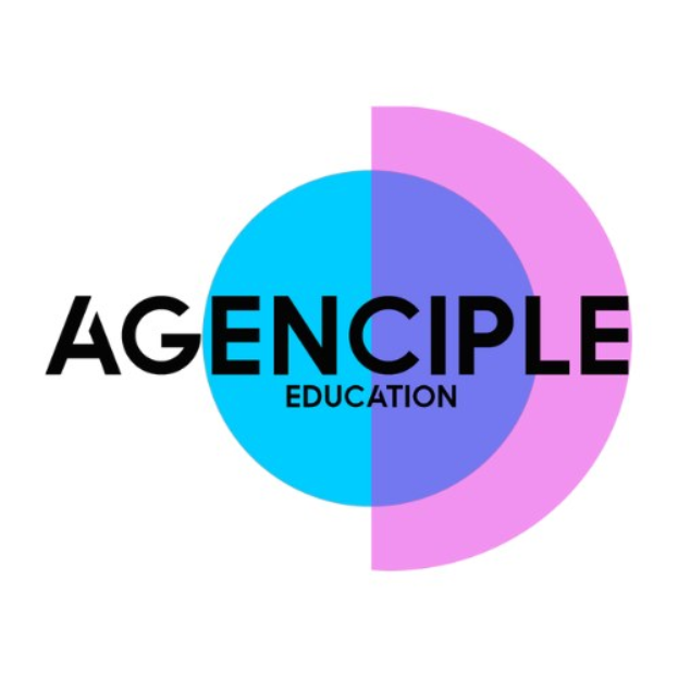 Ein weißer Hintergrund mit einem farbenfrohen Kreis, der in blau und pink unterteilt ist und den Text 'Agence Education' in schwarz enthält, eingerahmt von einem dünnen schwarzen Rand und einem Podcast-Logo in der rechten unteren Ecke.