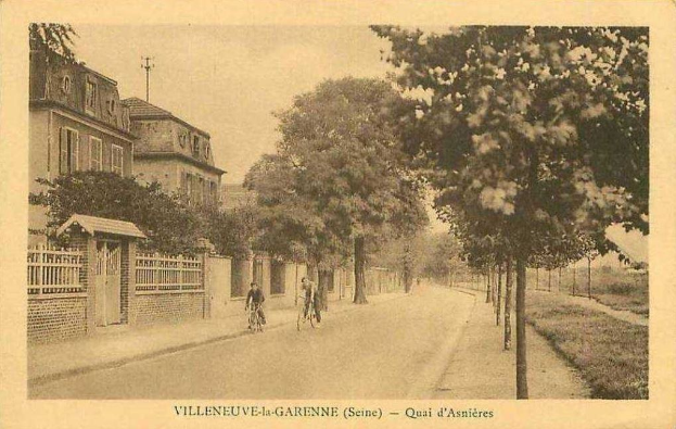 Altes Schwarz-Weiß-Foto einer Straße mit Bäumen und Gebäuden, auf der mehrere Menschen Fahrrad fahren; Text erscheint unten.