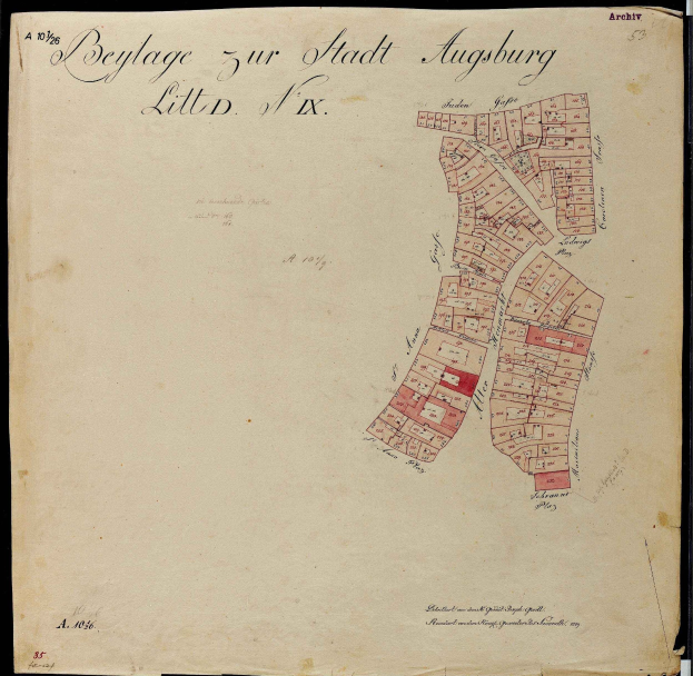 Ein altes Buch mit einer detaillierten Karte von Augsburg, Deutschland, das Straßen, Gebäude und Sehenswürdigkeiten zeigt und von begleitendem Text weitere Informationen liefert.