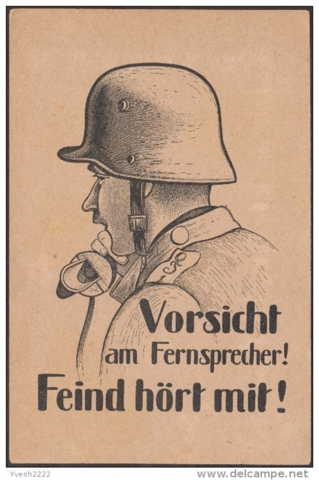 Schwarz-weißes Propagandaplakat mit einem Soldaten in einem Helm, der ein Mikrofon hält, mit deutscher Schrift.