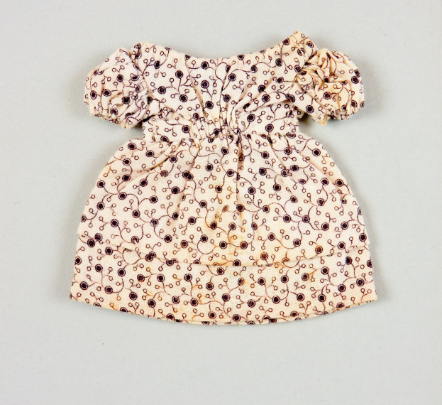 Weißes knielanges Sommerkleid mit rundem Ausschnitt, kurzen Ärmeln und einem Volantrock, der einfarbiges, farbenfrohes Muster auf einem leichten Stoff hat, auf einem weißen Hintergrund gezeigt.