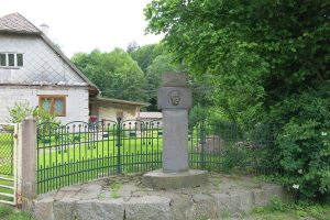 Grabschmuck gestohlen und Gräber beschädigt auf dem Friedhof in Heusenstamm - Zeugen gesucht