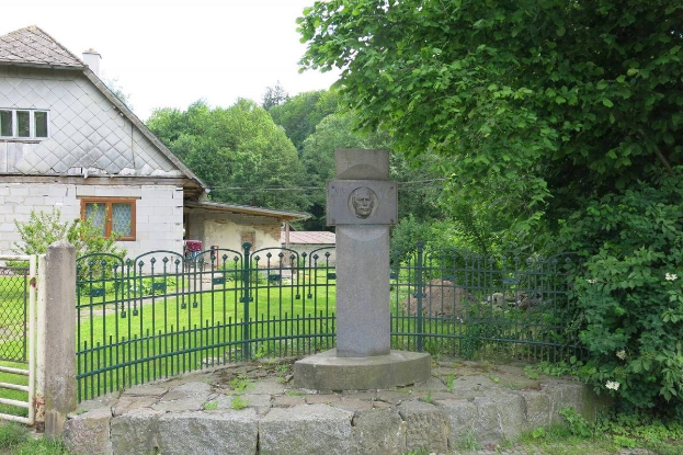 Grabschmuck gestohlen und Gräber beschädigt auf dem Friedhof in Heusenstamm - Zeugen gesucht