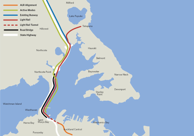 Detailierte Stadtkarte mit einer roten Linie, die die geplante Bahnroute markiert, einschließlich Haltestellen und Umgebung, mit Text zu Routendetails.
