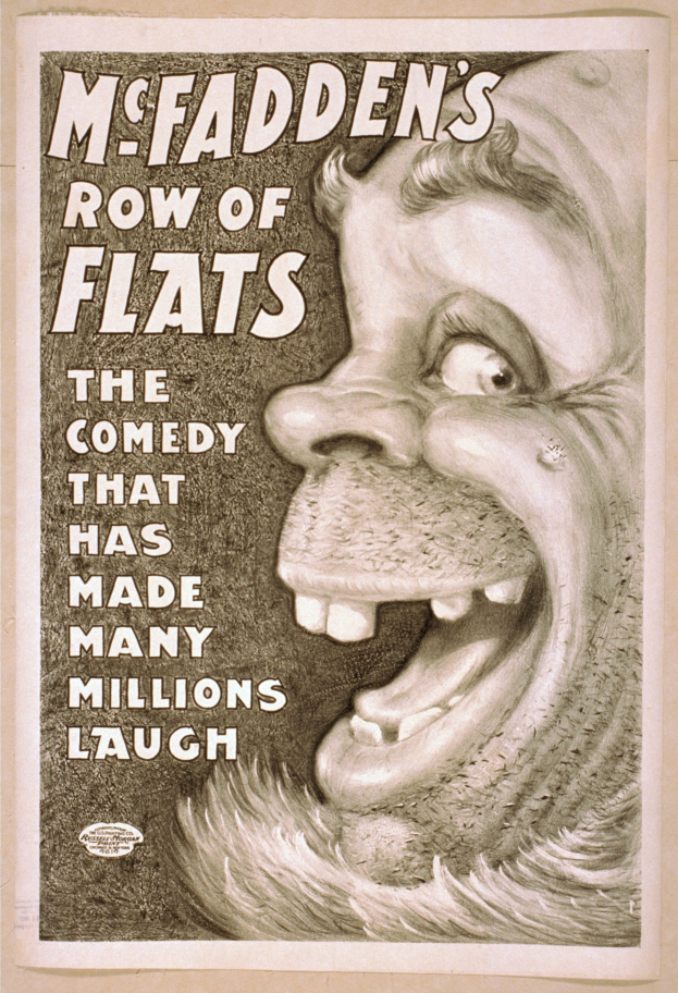 Plakat eines lachenden Menschen mit wilden Haaren, weit aufgerissenen Augen und einem breiten Grinsen, vor einem hellgelben Hintergrund, mit dem Text "McFadden's Row of Flats: Die Komödie, die viele Millionen zum Lachen gebracht hat" auf dem Bild.