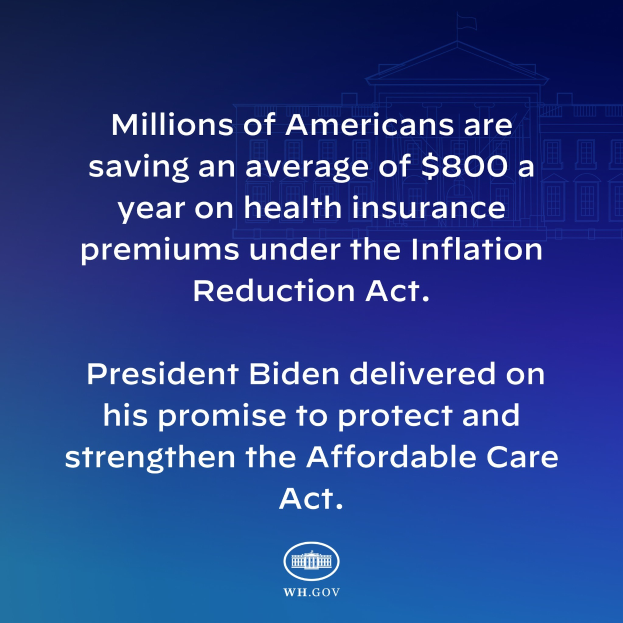 Blauer Hintergrund mit weißer Schrift, die following text zeigt: "Millionen von Amerikanern sparen durchschnittlich 800 USD im Jahr auf Krankenversicherungsbeiträge unter dem Inflation Reduction Act" in der Mitte, mit einem Logo.