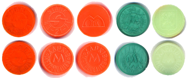 Ein weißer Hintergrund mit verschiedenen farbigen Pillen, auf denen jeweils Text steht.