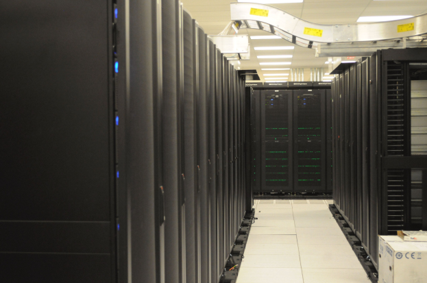 Eine Reihe ordentlich angeordneter Server in einem hell erleuchteten Datenzentrumsraum.