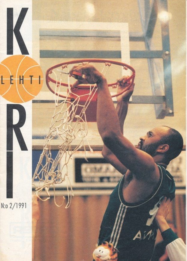 Ein Mann, der einen Basketball in den Korb wirft, mit einem Basketballnetz im Hintergrund, einer weiteren Person in der Nähe und einer Wand dahinter. Der Text links daneben lautet "Kobe Bryant 1991-92 Basketballkarte."