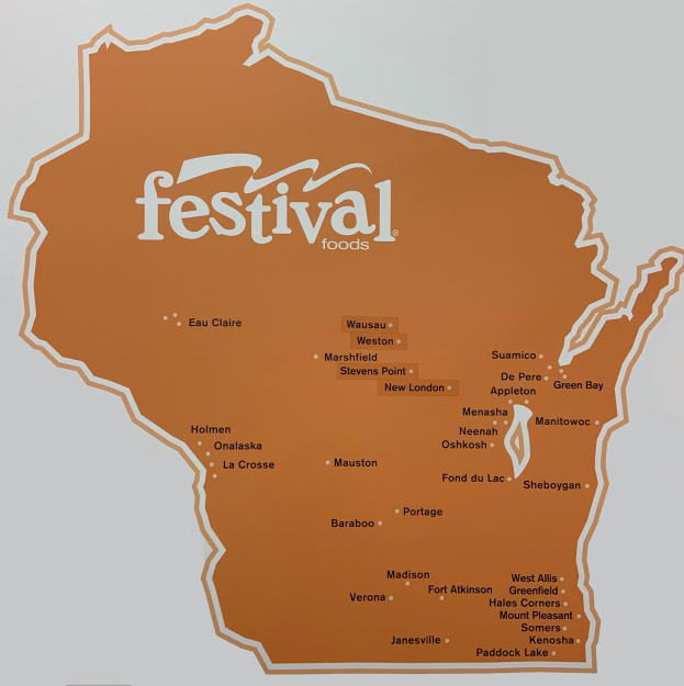 Ein leuchtendes Plakat einer Wisconsin-Karte voller bunter Lebensmittel und der Aufschrift "Festival Foods."
