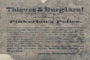 Ein Plakat mit fettem schwarzem Text, der 'Thieves & Burglars Pinkerton's Police' in der Mitte zeigt, auf einem weißen Hintergrund mit einem schmalen schwarzen Rahmen.