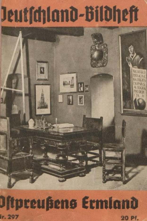 Altes Buch mit dem Titel "Deutschland-Bildheft - Ostpreußens Ermland" aus dem Jahr 1927, das ein Zimmer mit Stühlen, einem Tisch, Gegenständen, Fotorahmen an der Wand und einer Leiter zeigt.