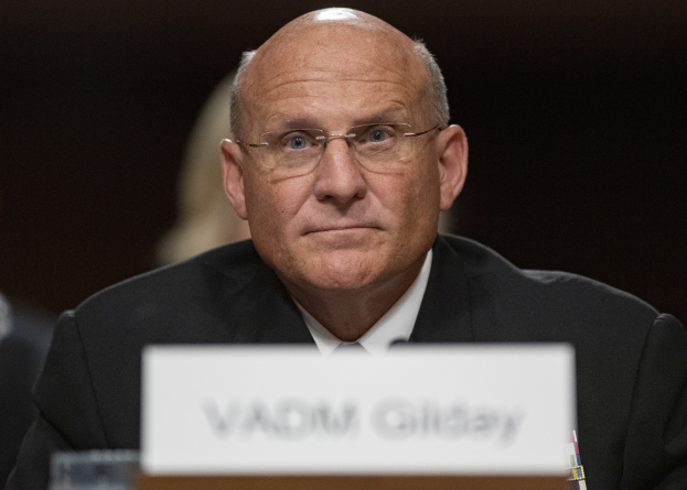 Ein Mann im Anzug und Krawatte, identifiziert als Vadim Gilday, sitzt an einem Tisch mit einer Namensschilder und Stift und macht eine Aussage vor dem Senatsjustizausschuss mit einem unscharfen Hintergrund.