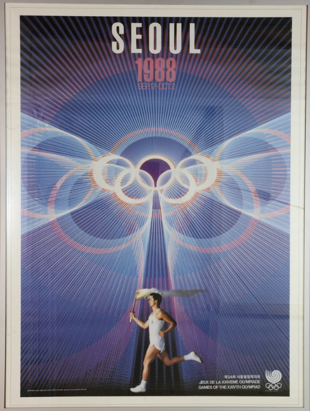 Plakat für die Olympischen Spiele 1988 in Seoul, Südkorea, das einen Läufer mit den Olympischen Ringen im Hintergrund und den Text "Olympische Spiele" oben zeigt.