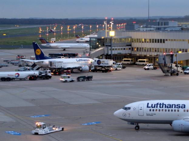 Lufthansa Airbus A330-300 auf dem Rollfeld am Frankfurt Airport mit umgebender Flughafeninfrastruktur und wolkenlosem Himmel.