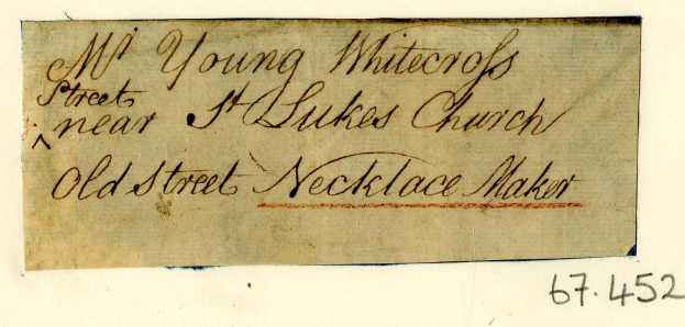 Altes, abgenutztes Papier mit verblasster Handschrift in Schreibschrift, das "Altstraße Schmuckmacher" liest, etwas zerknittert von der Handhabung.