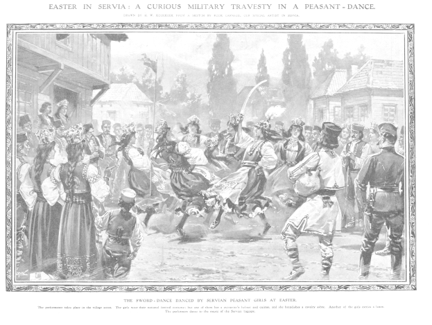 Schwarz-weiß-Fotografie einer Gruppe von Menschen, die vor einer Menge tanzen, mit Häusern und Bäumen im Hintergrund und der Inschrift "Ostersonntag in Servia: Eine kuriose militärische Travestie in einem Bauerntanz" unten.