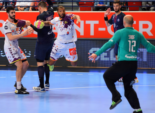 Eine Gruppe von Männern, die auf einem Handballfeld während der Futsal-Weltmeisterschaft 2019 spielt, mit Zuschauern im Hintergrund.