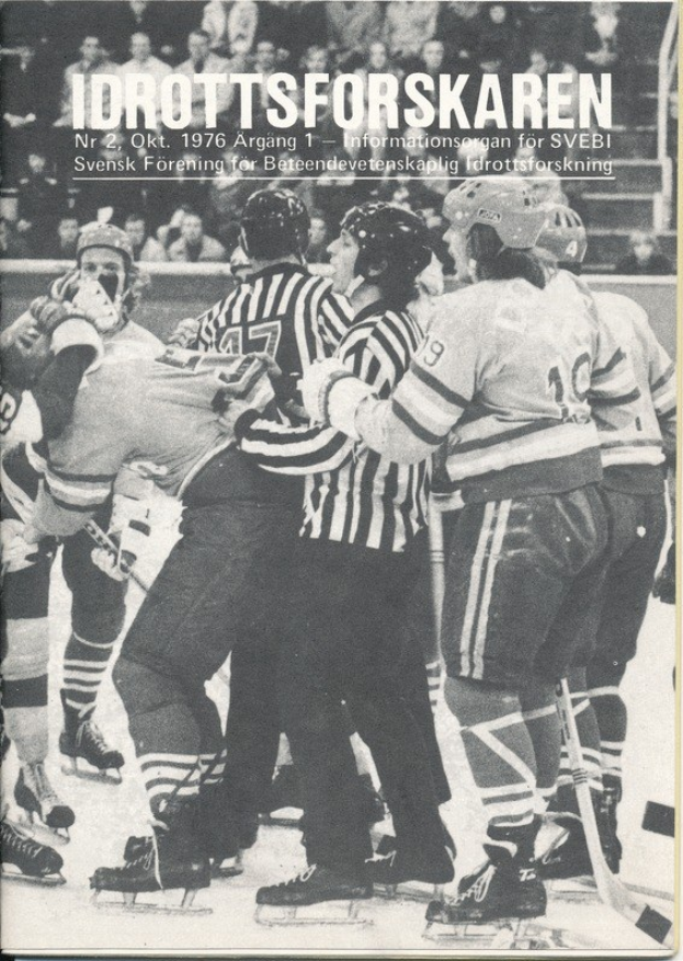 Ein Schwarz-Weiß-Foto einer Gruppe von Helmträgern und Eisläufern in einer körperlichen Auseinandersetzung auf dem Eis, mit einigen Menschen auf den Stufen im Hintergrund und Text oben.