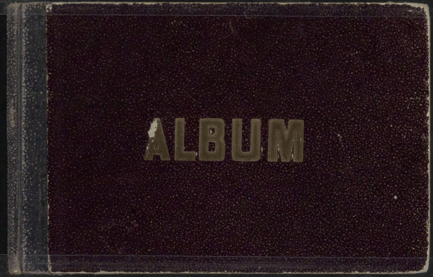 Albumcover mit dem Wort "Album" darauf vor schwarzem Hintergrund.