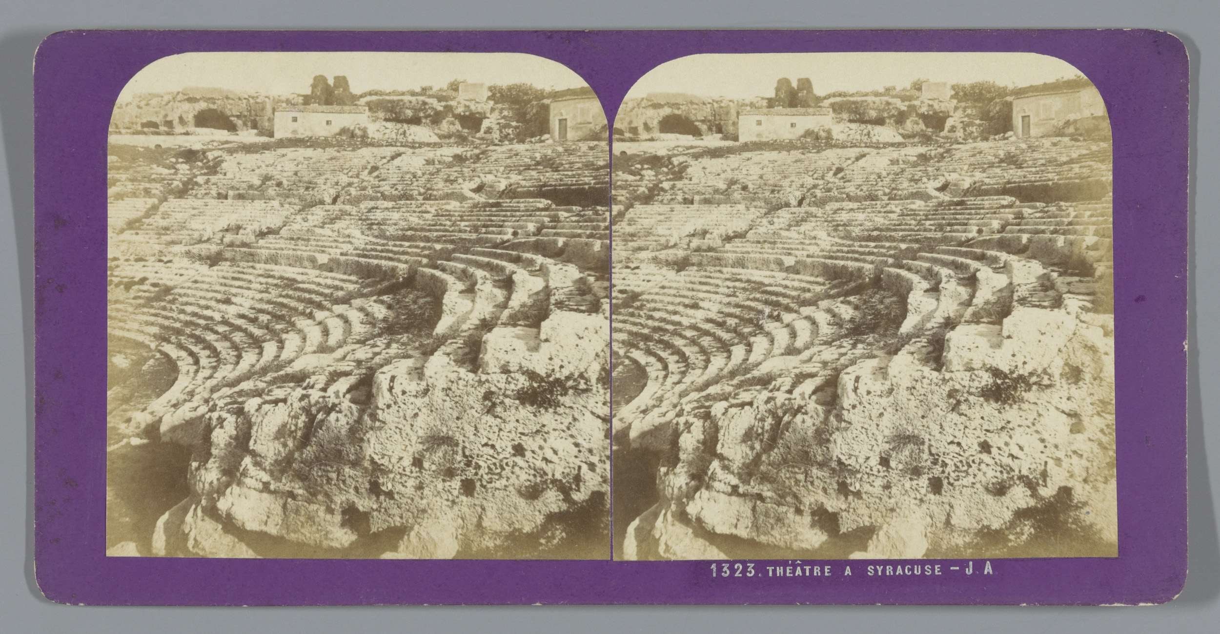 Schwarze und weiße stereoskopische Ansichten des antiken Amphitheaters in Syrakus, die Sitzreihen, Strukturen, Bäume und Himmel zeigen.