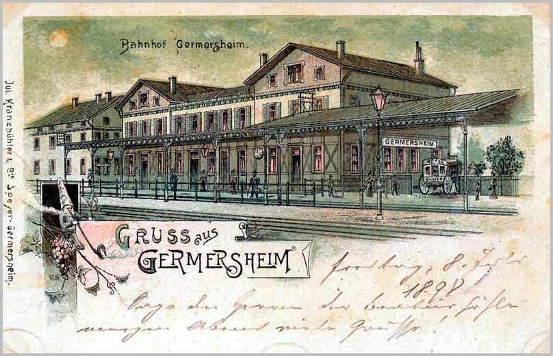 Schwarz-weiß-Postkarte des Bahnhofs Germersheim in Deutschland, der ein Bahnhofsgebäude, Menschen, Fahrzeuge, Bäume und einen bewölkten Himmel zeigt.