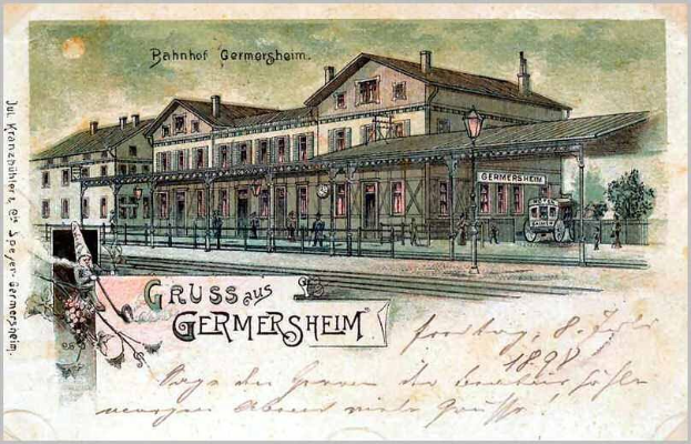 Schwarz-weiß-Postkarte des Bahnhofs Germersheim in Deutschland, der ein Bahnhofsgebäude, Menschen, Fahrzeuge, Bäume und einen bewölkten Himmel zeigt.