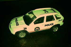 Ein Polizeifahrzeug steht auf einer ebenen Fläche.