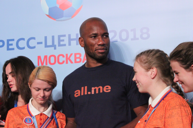 Gruppe von medaillentragenden Individuen auf einer Bühne mit einem 2018 FIFA WM Russland Banner im Hintergrund.