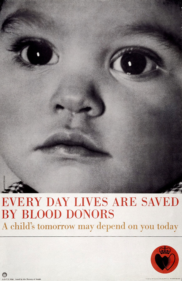 Plakat mit einem Kind mit ernstem Gesichtsausdruck in der Mitte, umgeben von fettem schwarzem Text, der "Jeden Tag rettet Blutspenden Leben" lautet.