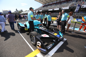 Berühmter britischer Moderator wird von Kim Kardashian aus dem Weg geschubst beim Monaco Grand Prix
