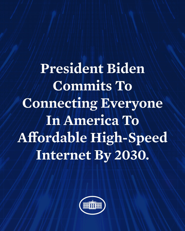 Blauer Hintergrund mit zentraler weißer Schrift, die besagt: "Präsident Biden setzt sich dafür ein, bis 2030 jeden Amerikaner mit erschwinglichem High-Speed-Internet zu verbinden."