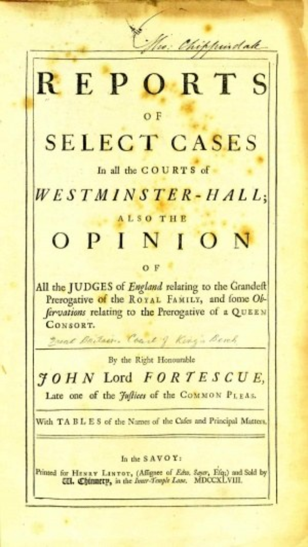Altes Buch mit dem Titel "Berichte über ausgew├Ąhlte F├Ąlle in den Gerichten von Westminster-Hall sowie die Meinung von John Lord Fortescue" offen auf einer Seite mit schwarzem Text.