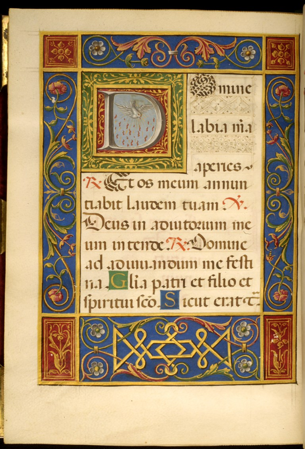 Eine offene illuminierte Manuskriptseite mit einem großen verzierten Buchstaben 'D', umgeben von detaillierten Entwürfen und Text in leuchtenden Farben.