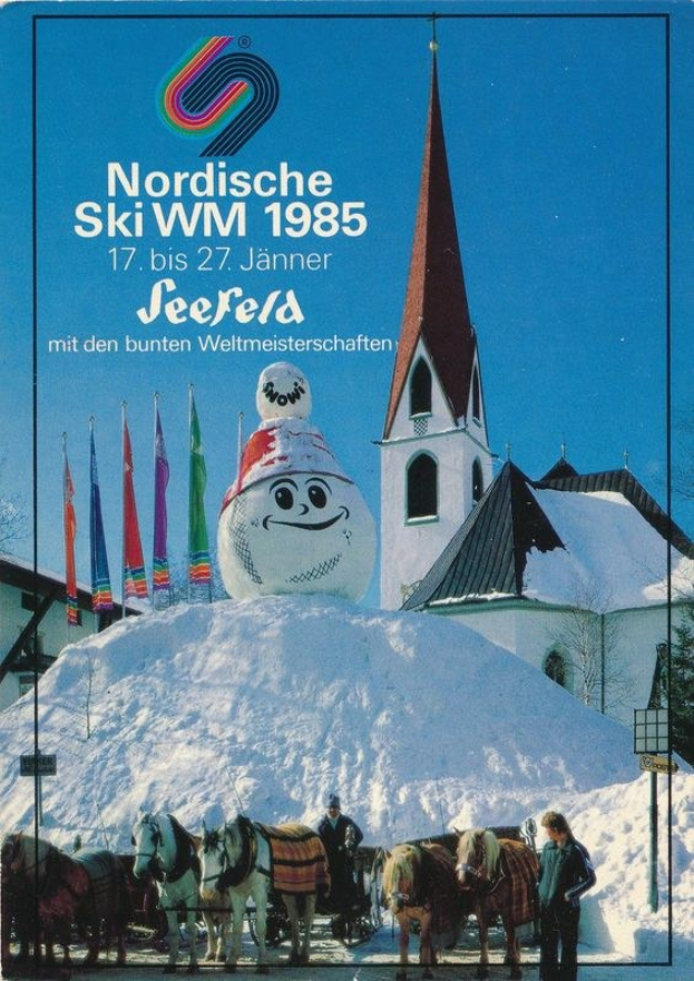 Plakat für die Nordischen Ski-Weltmeisterschaften 1985 in Seefeld, Schweiz, das eine schneebedeckte Landschaft mit Skifahrern, Pferden, Polen, Fahnen, Gebäuden, Bäumen und Himmel zeigt.