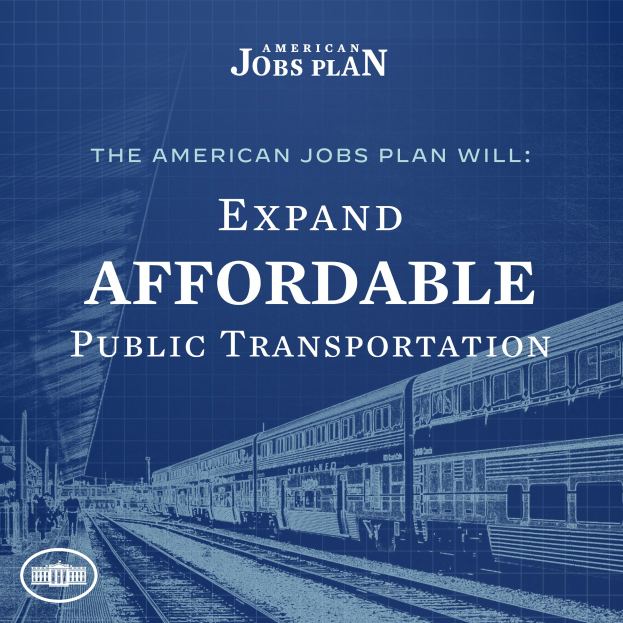 Plakat mit einem Zug auf einem Bahngleis mit mehreren Menschen in der Nähe, das 'The American Jobs Plan Will Expand Affordable Public Transportation' bewirbt.