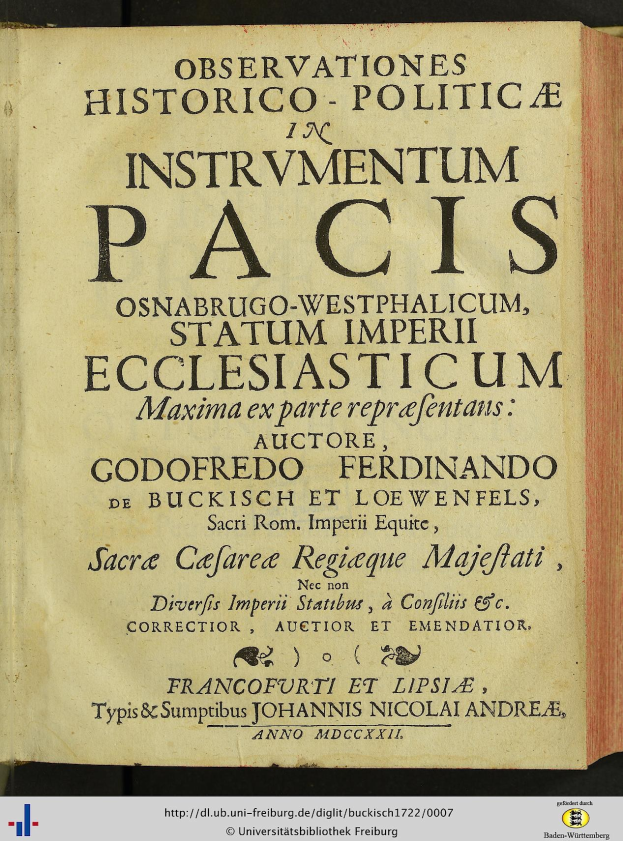 Ein altes Buch mit dem Titel "Beobachtungen Historico-Politica in Instrumentum Pacis" ist aufgeschlagen und zeigt eine Seite mit schwarzer Tinte geschriebenem Text, der von einem dekorativen Rahmen umgeben ist.