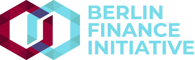 Logo der Berlin Finance Initiative: Ein blauer Kreis mit weißer Umrandung und einem weißen "B" in der Mitte, umgeben von einem weißen Ring mit blau-weißem Karomuster auf einem weißen Hintergrund mit der schwarzen, fetten Schrift "Berlin Finance Initiative".