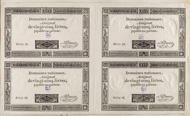 Ein altes Buch mit vier verschiedenen Arten von Geld, die jeweils Text und Zahlen aufweisen.