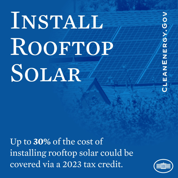 Plakat mit Text über einen 2023-Steuerbonus, der bis zu 30 % der Kosten für die Dachsolarinstallation deckt, mit Bäumen und einem Gebäude mit Solarpanelen im Hintergrund.