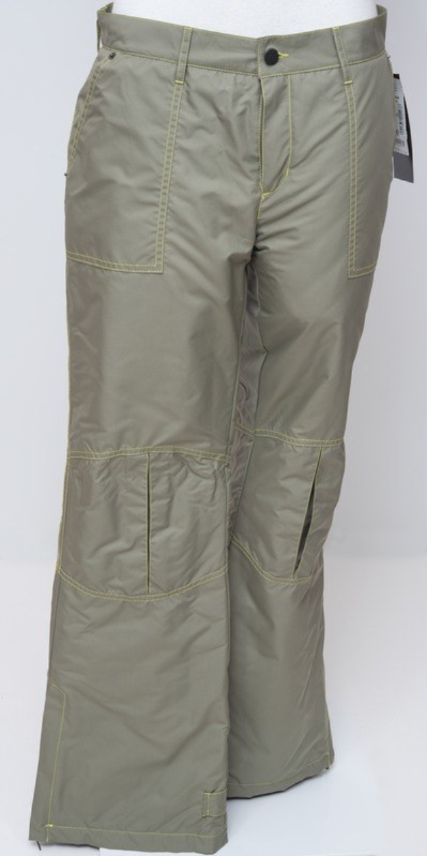Beige-farbige Slim-Fit-Hosen mit einem Etikett an einer Schaufensterpuppe, aus leichtem Material für Outdoor-Aktivitäten.