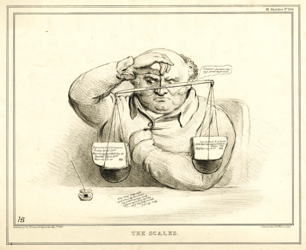 Ein Anwalt im Anzug sitzt an einem Tisch mit einer Waage vor ihm, die er mit Texten und Zahlen versehene Dokumente überprüft.