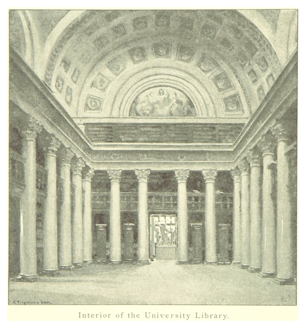 Innenansicht einer Universitätsbibliothek mit beeindruckenden Säulen und detailreichen Deckenentwürfen, mit Text am unteren Rand, der das Ambiente ergänzt.