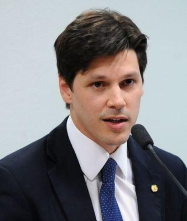 Ein Mann im Anzug spricht in ein Mikrofon an einem Rednerpult, wahrscheinlich zur Genehmigung eines Gesetzes zur Verbot des Internets durch die Regierung.