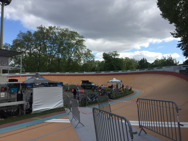 Gruppe von Radfahrern auf einer Schmutz-BMX-Strecke bei den UCI-BMX-Weltmeisterschaften 2018