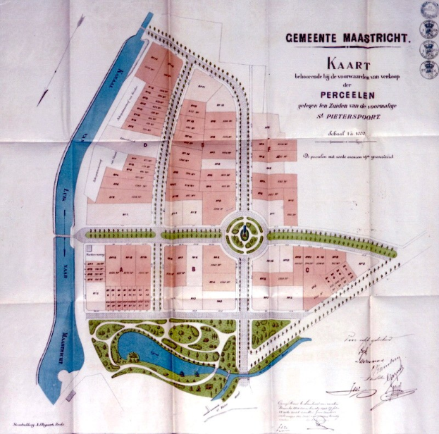 Detailierte Stadtkarte auf Papier mit Straßennamen, Gebäuden und Sehenswürdigkeiten, begleitet von zusätzlichen Textinformationen.