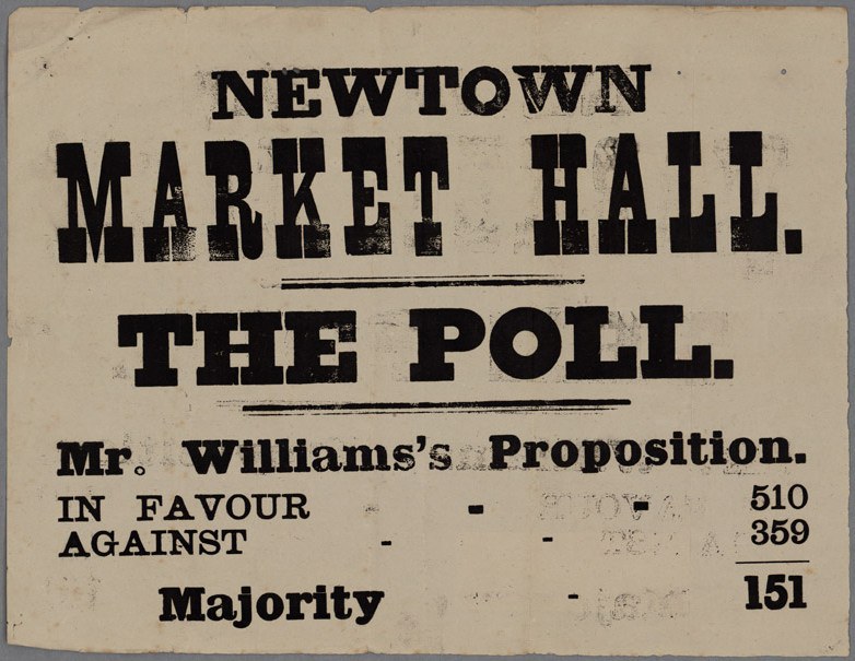 Zeitung mit handgeschriebenem Text, der "Newtown Market Hall, die Wahl, Mr. Williams' Proposition für gegen Mehrheit" liest.